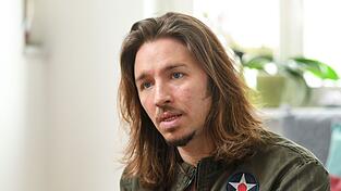 Der Sänger Gil Ofarim gibt ein Interview.