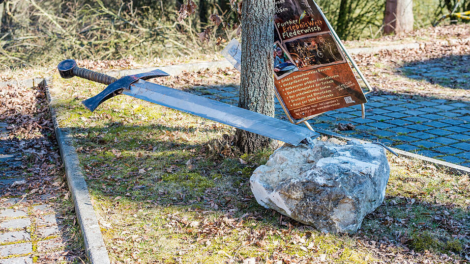 Das Schwert im Stein und sein Weg durch Stamsried. Foto: Mathias Adam