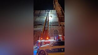 Mit Drehleiter und Spezialausrüstung stiegen Feuerwehr und Polizei zu dem Mann auf dem Dach der Martinskirche auf.