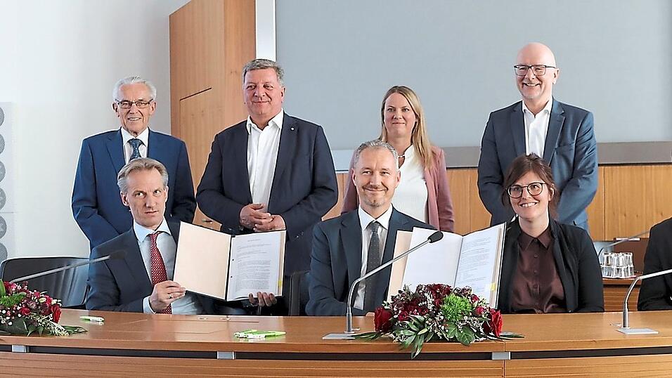 In feierlichem Rahmen wurden die Mietvertr&auml;ge zwischen dem Freistaat Bayern und den LA-Regio Kliniken f&uuml;r den Medizincampus Niederbayern unterzeichnet.