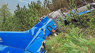 Helfer bargen einen toten Mann aus diesem Flugzeug-Wrack.