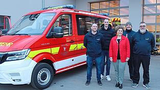 Die Führungskräfte der Feuerwehr Altenkreith nehmen mit Bürgermeisterin Alexandra Riedl und einer Vielzahl von Aktiven den neuen Mannschaftstransportwagen am Gerätehaus in Empfang. Die Führungskräfte der Feuerwehr Altenkreith nehmen mit Bürgermeisterin Alexandra Riedl und einer Vielzahl von Aktiven den neuen Mannschaftstransportwagen am Gerätehaus in Empfang.