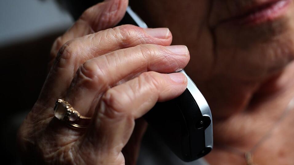 Die Betrüger riefen die Seniorin über ihr Festnetztelefon an. (Symbolbild) Die Betrüger riefen die Seniorin über ihr Festnetztelefon an. (Symbolbild)