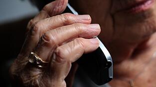 Die Betrüger riefen die Seniorin über ihr Festnetztelefon an. (Symbolbild) Die Betrüger riefen die Seniorin über ihr Festnetztelefon an. (Symbolbild)