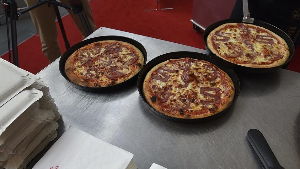 Am unsinnigen Donnerstag stellte die Sparkasse Niederbayern-Mitte ihr neues 'Geschäftsmodell' vor: Die Pizza 'Draghi' Am unsinnigen Donnerstag stellte die Sparkasse Niederbayern-Mitte ihr neues 'Geschäftsmodell' vor: Die Pizza 'Draghi'