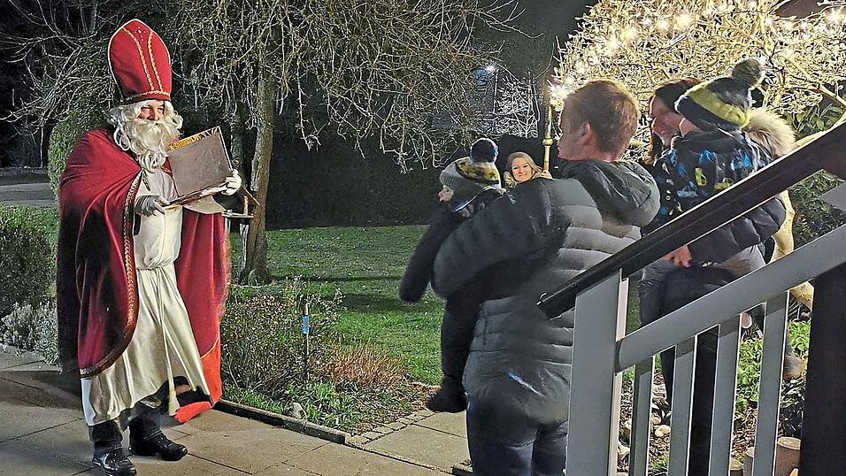 'N&auml;chstes Jahr werde ich wieder kommen', versprach der Nikolaus Toni und Leo im Beisein seiner Eltern.