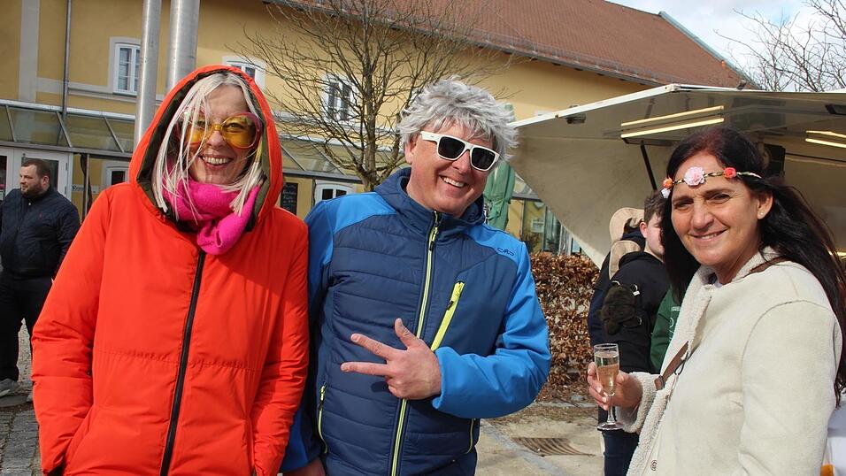 Viele Faschings-Fans haben sich am Samstag den Umzug in Langenbach angesehen. Viele Faschings-Fans haben sich am Samstag den Umzug in Langenbach angesehen.