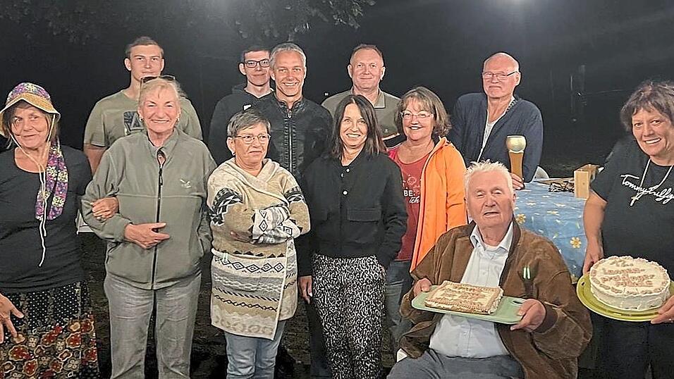 Die Teilnehmer der 12. Langenpreisinger Mühle-Meisterschaft mit Veranstalterin und Kioskbetreiberin Christa Daimer (mit Torte). Die Teilnehmer der 12. Langenpreisinger Mühle-Meisterschaft mit Veranstalterin und Kioskbetreiberin Christa Daimer (mit Torte).