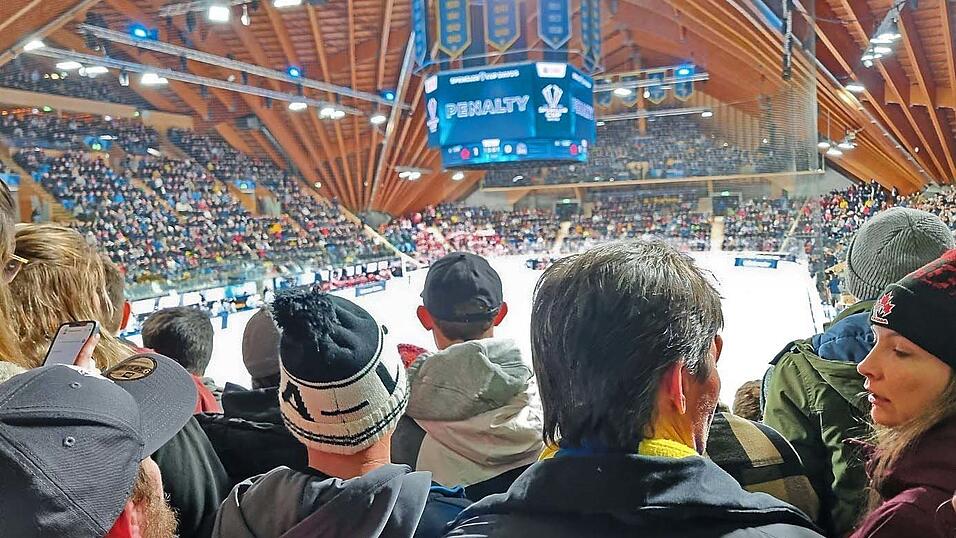 Vorne war es eng, hinten war die Sicht eingeschränkt: Die Zuschauer auf den Stehplätzen des Davoser Eisstadions mussten während des Spengler Cups mit einigen Widrigkeiten leben. Vorne war es eng, hinten war die Sicht eingeschränkt: Die Zuschauer auf den Stehplätzen des Davoser Eisstadions mussten während des Spengler Cups mit einigen Widrigkeiten leben.