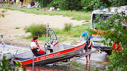 Rettungskr&auml;fte der Wasserwacht und der DLRG waren am Sonntag mit mehreren Booten vor Ort. Auch Taucher kamen zum Einsatz.