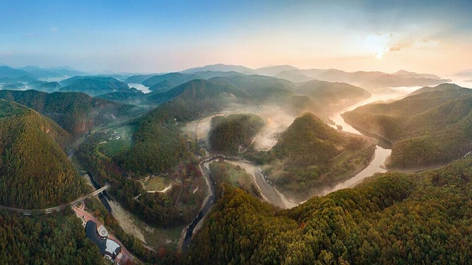 Entlang des Flusses Bangucheon erstrecken sich auf rund drei Kilometern zwei Felswände mit vielen eingravierten Bildern. (Archivbild)