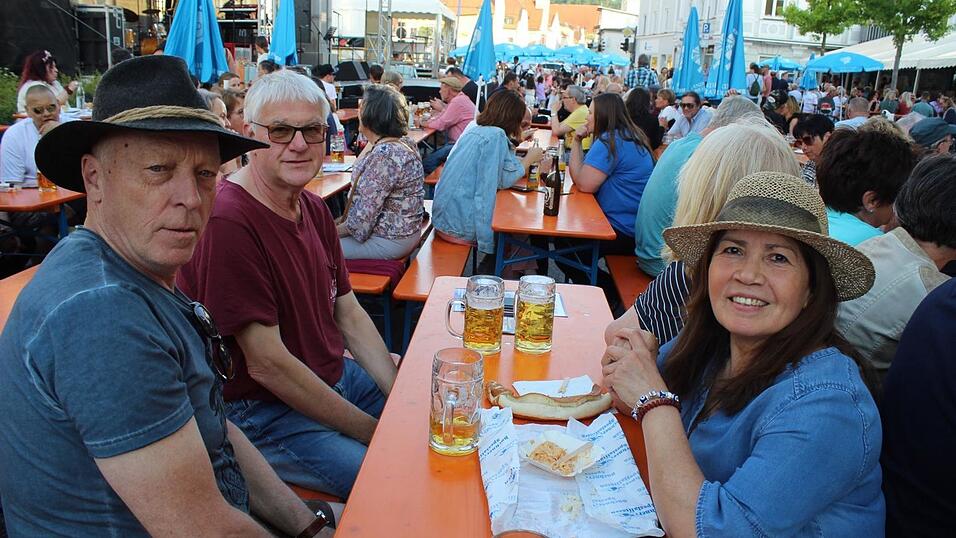 Viele Landshuter genossen ihren Freitagabend auf dem Bismarckplatzfest.