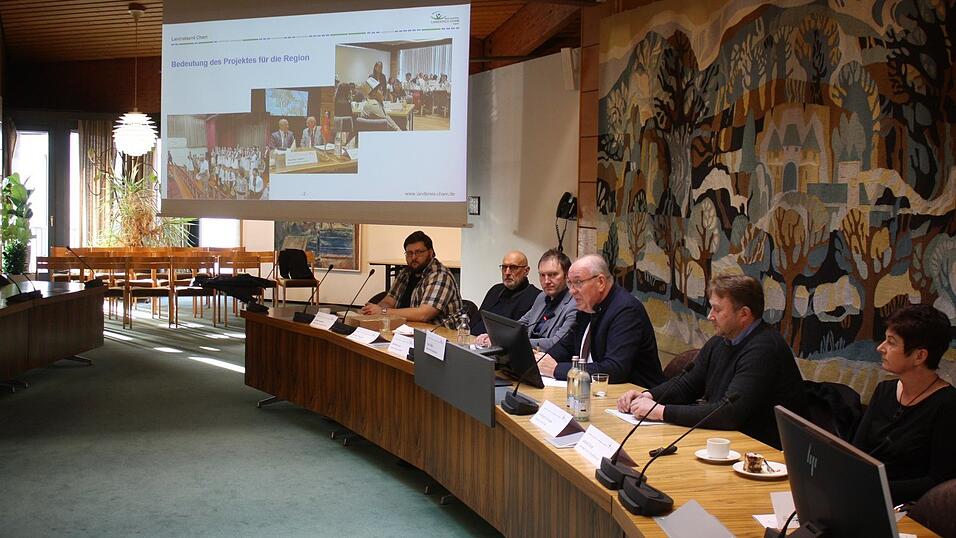 Isabella Bauer von der Wirtschaftsf&ouml;rderung des Landkreises, Wolfgang K&uuml;rzinger, Leiter des Arbeitsagenturbereichs Cham, Landrat Franz L&ouml;ffler, Bernhard Lang, Gesch&auml;ftsf&uuml;hrer der Arbeitsagentur Schwandorf, VHS-Gesch&auml;ftsf&uuml;hrer Winfried Ellwanger und sein Mitarbeiter Yevhenii Kozmenko (von rechts).