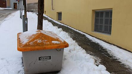 Der Winter ist auch in Straubing hereingebrochen. Streusalzbeh&auml;lter wie dieser sind im ganzen Stadtgebiet aufgestellt und k&ouml;nnen kostenlos genutzt werden.