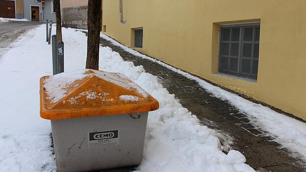 Der Winter ist auch in Straubing hereingebrochen. Streusalzbehälter wie dieser sind im ganzen Stadtgebiet aufgestellt und können kostenlos genutzt werden. Der Winter ist auch in Straubing hereingebrochen. Streusalzbehälter wie dieser sind im ganzen Stadtgebiet aufgestellt und können kostenlos genutzt werden.