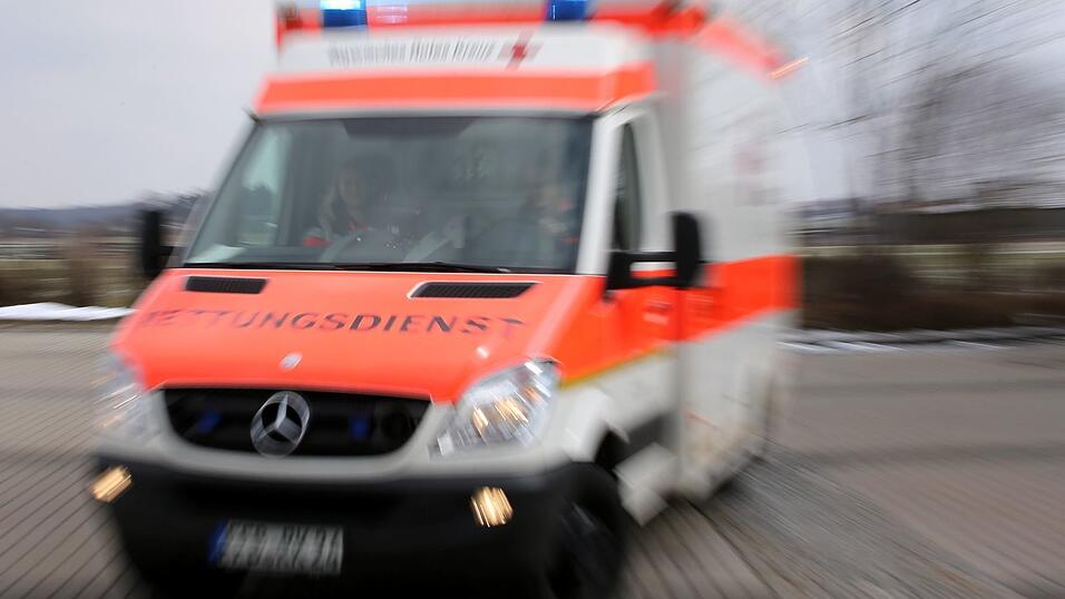 Der Rettungsdienst brachte den Mann in ein Krankenhaus. (Symbolbild)