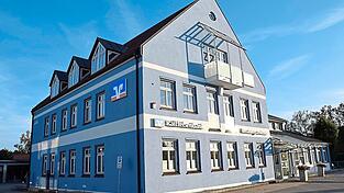 Jetzt noch Bank, in der Zukunft einmal Rathaus: Das bestehende Raiffeisenbank-Geb&auml;ude in Viecht.