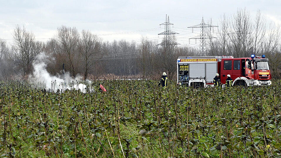 Feuerwehrleute sichern die Unfallstelle bei Philippsburg ab. Feuerwehrleute sichern die Unfallstelle bei Philippsburg ab.