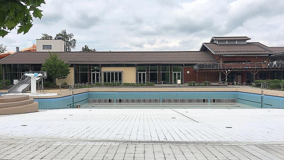 Alles in der Schwebe: Das Aqacur in Bad Kötzting ist eigentlich ein Ganzjahresbad. Bei schlechtem Wetter kann einfach vom Freien ins Hallenbad gewechselt werden: Wie sieht es mit Abstandsregelung in den Umkleiden und Duschen aus, welche Vorgaben gelten für die sanitären Einrichtungen? Alles in der Schwebe: Das Aqacur in Bad Kötzting ist eigentlich ein Ganzjahresbad. Bei schlechtem Wetter kann einfach vom Freien ins Hallenbad gewechselt werden: Wie sieht es mit Abstandsregelung in den Umkleiden und Duschen aus, welche Vorgaben gelten für die sanitären Einrichtungen?