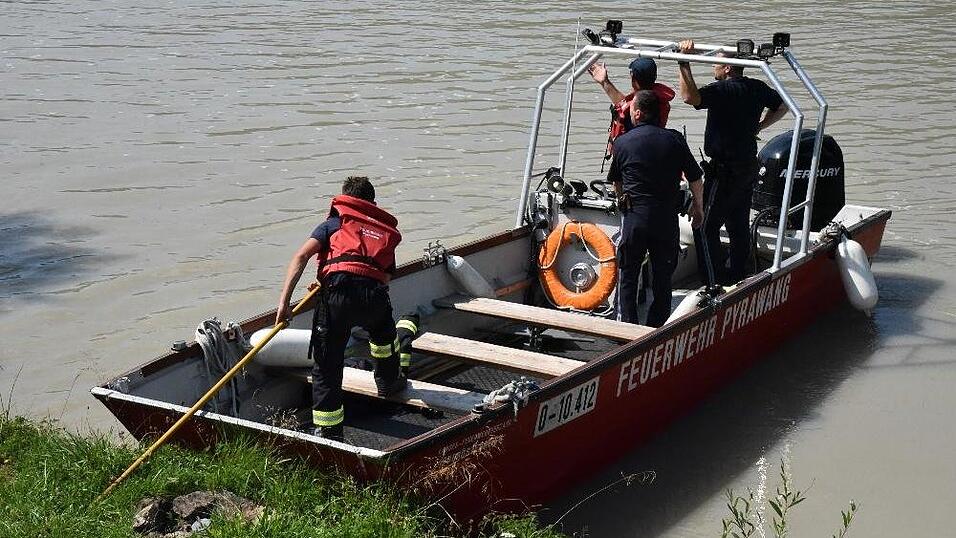 Es laufen umfangreiche Suchmaßnahmen auf der Donau bei Erlau.