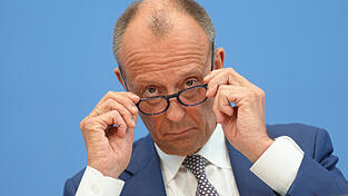 Die erste Sommerpressekonferenz hat Bundeskanzler Friedrich Merzohne Blessuren überstanden.
