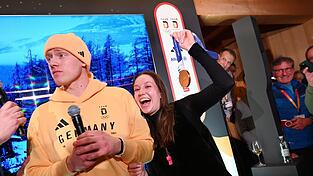 Rodler Max Langenhan steht mit seiner Freundin Susi auf der B&uuml;hne und singt das Th&uuml;ringenlied mit seinen Fans.