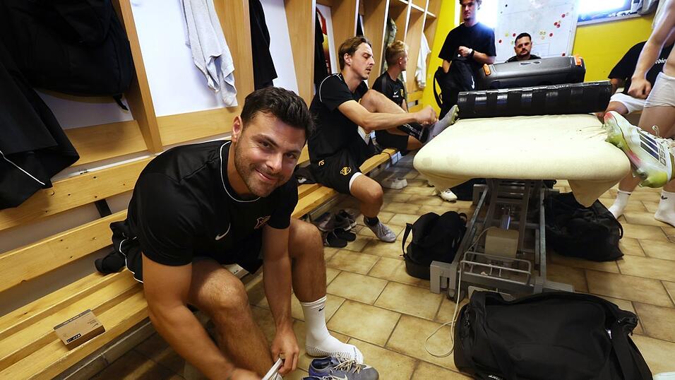 Amateurfu&szlig;ball statt Champions League: Kevin Volland in der Kabine seines Heimatvereins FC Thalhofen.