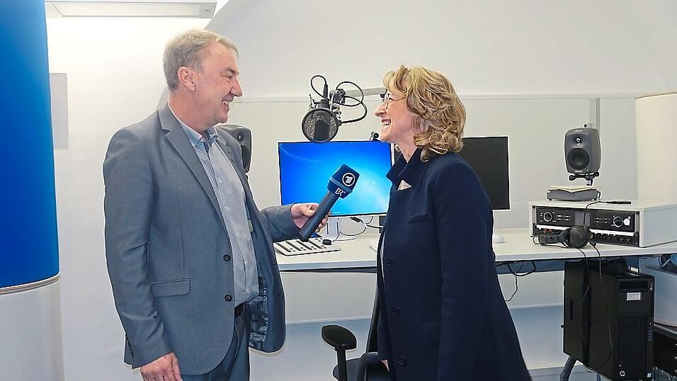 Harald Mitterer interviewt in den neuen R&auml;umen.