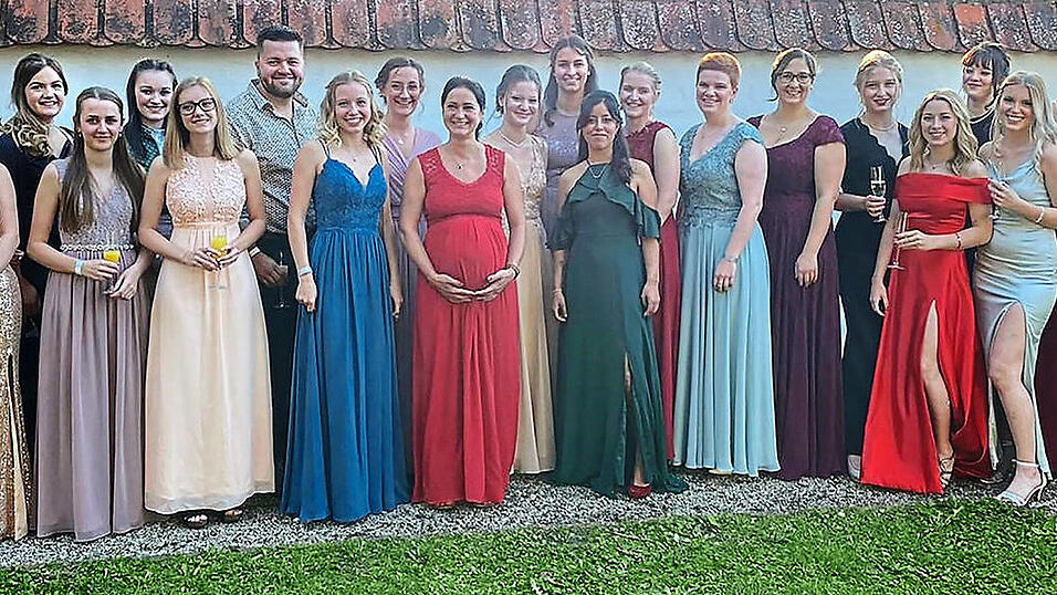 21 Sch&uuml;lerinnen und ein Sch&uuml;ler feierten vor Kurzem ihren Ausbildungsabschluss im Kinderkrankenhaus St. Marien.