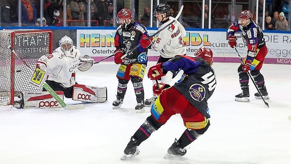 In der 16. Minute zog Deggendorfs Marco Ba&szlig;ler (Nr. 44) ab und es stand 2:0, Kapit&auml;n Curtis Leinweber und Jaroslav Hafenrichter (r.) brauchten nicht mehr einzugreifen.