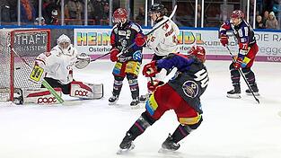 In der 16. Minute zog Deggendorfs Marco Baßler (Nr. 44) ab und es stand 2:0, Kapitän Curtis Leinweber und Jaroslav Hafenrichter (r.) brauchten nicht mehr einzugreifen. In der 16. Minute zog Deggendorfs Marco Baßler (Nr. 44) ab und es stand 2:0, Kapitän Curtis Leinweber und Jaroslav Hafenrichter (r.) brauchten nicht mehr einzugreifen.