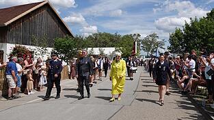 Der Festzug, angef&uuml;hrt von den Festleitern und Schirmherr Otto Maier (Zweiter von links).