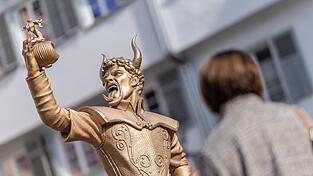 Die umstrittene Figur soll laut Stadt an Ort und Stelle vor dem Rathaus stehen bleiben. Die umstrittene Figur soll laut Stadt an Ort und Stelle vor dem Rathaus stehen bleiben.