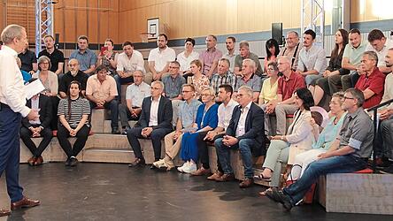 Gesendet wird aus der Helmut-Wimmer-Sporthalle in Wallersdorf: Bevor es losgeht, erklärt Moderator Tilmann Schöberl dem Publikum Details zum Ablauf. Das Sakko zieht er angesichts der hohen Temperaturen erst an, als es tatsächlich losgeht. Gesendet wird aus der Helmut-Wimmer-Sporthalle in Wallersdorf: Bevor es losgeht, erklärt Moderator Tilmann Schöberl dem Publikum Details zum Ablauf. Das Sakko zieht er angesichts der hohen Temperaturen erst an, als es tatsächlich losgeht.