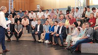 Gesendet wird aus der Helmut-Wimmer-Sporthalle in Wallersdorf: Bevor es losgeht, erklärt Moderator Tilmann Schöberl dem Publikum Details zum Ablauf. Das Sakko zieht er angesichts der hohen Temperaturen erst an, als es tatsächlich losgeht.