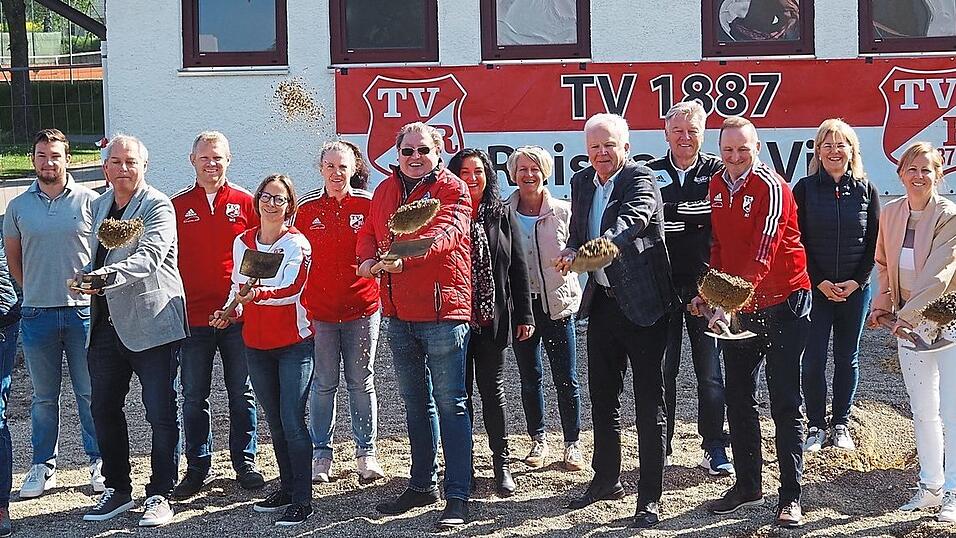 Die Vereinsverantwortlichen, Förderer und Baubeteiligten nahmen den symbolischen Spatenstich für ein großes Projekt vor.