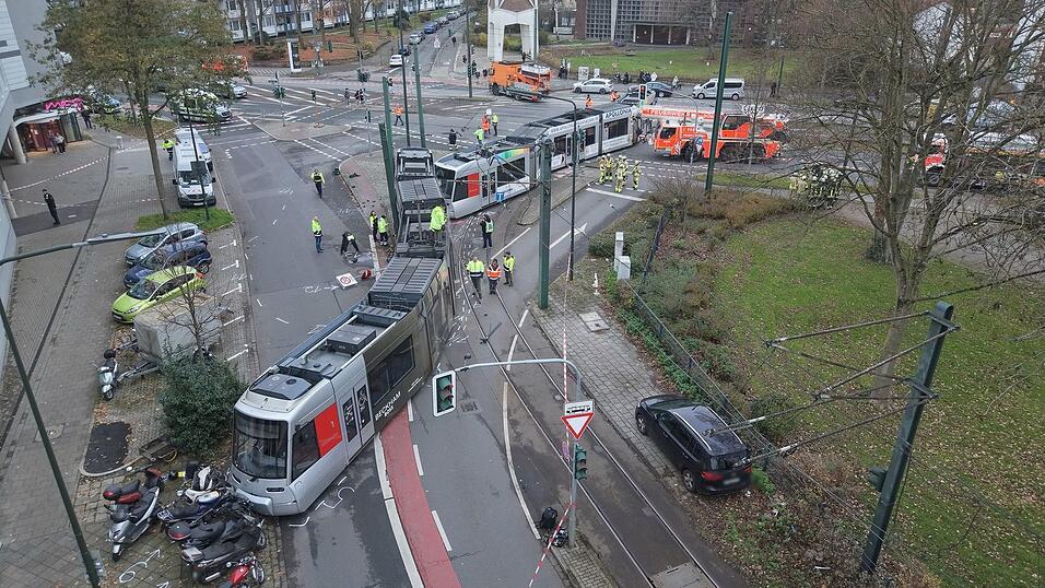 Die Stra&szlig;enbahn wurde in der Mitte auseinandergerissen.