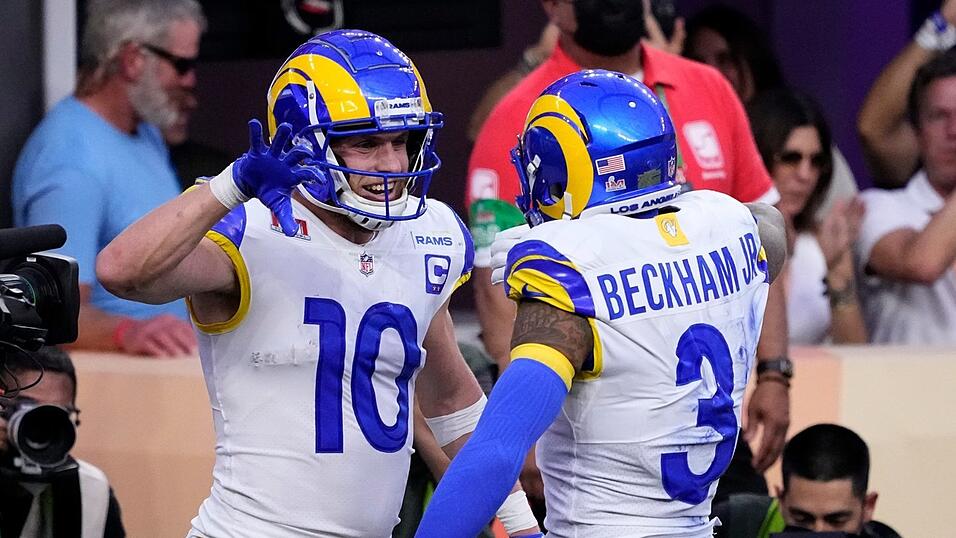 Wide Receiver Cooper Kupp (l.) feiert seinen Touchdown-Fang mit Wide Receiver Odell Beckham Jr. w&auml;hrend der ersten H&auml;lfte. Die Los Angeles Rams haben es geschafft: Sie haben den Super Bowl gewonnen.
