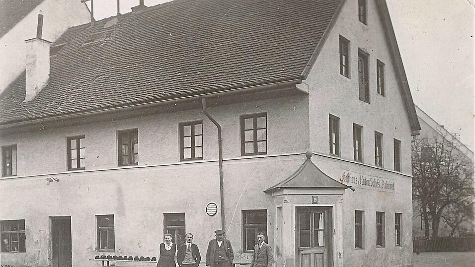 Einst und heute: 1872 hat das Gasthaus unter den Namen 'Gasthaus Anton Schießl Rosenwirt' in Au eröffnet. Einst und heute: 1872 hat das Gasthaus unter den Namen 'Gasthaus Anton Schießl Rosenwirt' in Au eröffnet.