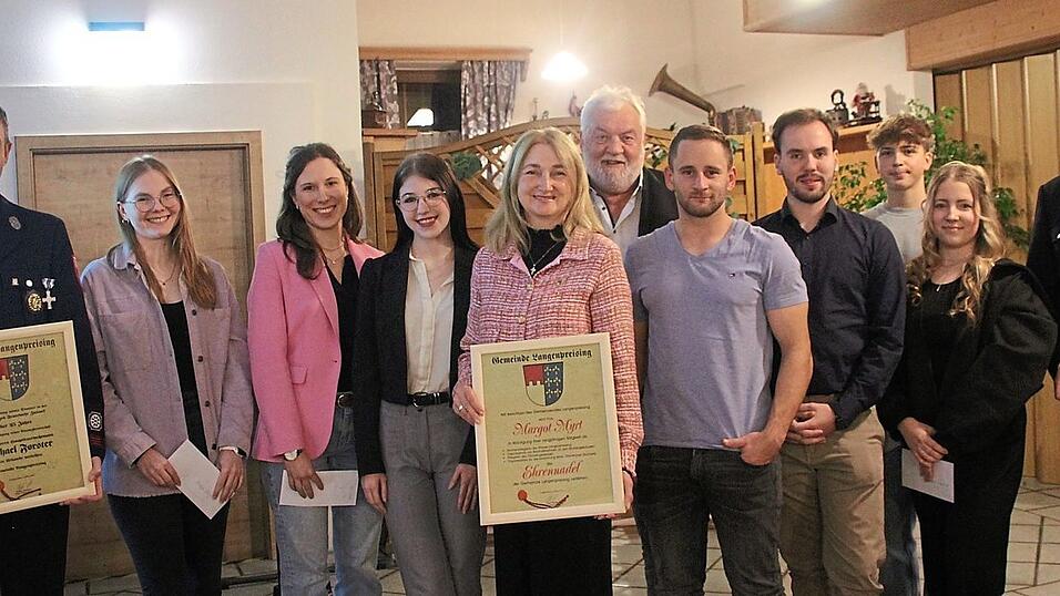 Bürgermeister Josef Straßer zeichnete im Ehrenamt tätige Bürger sowie junge Bürger für herausragende schulische und berufliche Leistungen aus.