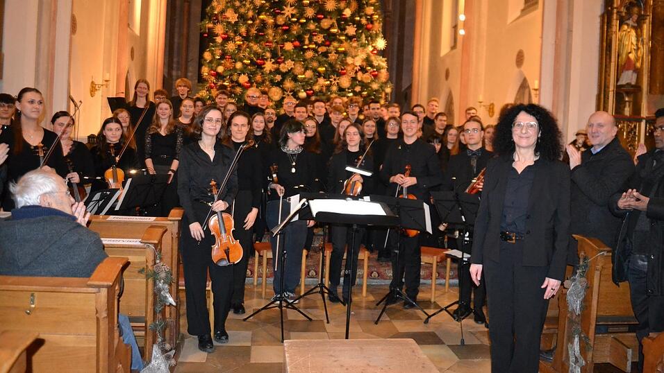 Schulleiterin Roswitha Artmeier (r.) zeigte sich erfreut über den Applaus. Schulleiterin Roswitha Artmeier (r.) zeigte sich erfreut über den Applaus.