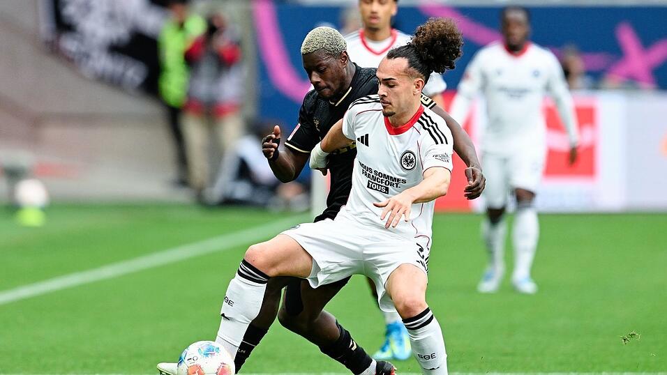 Der 1. FC K&ouml;ln um Ragnar Ache (l) hatte gegen Eintracht Frankfurt um Arthur Theate fr&uuml;h im Spiel eine Topchance.