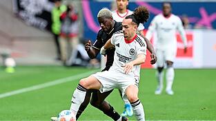 Der 1. FC Köln um Ragnar Ache (l) hatte gegen Eintracht Frankfurt um Arthur Theate früh im Spiel eine Topchance. Der 1. FC Köln um Ragnar Ache (l) hatte gegen Eintracht Frankfurt um Arthur Theate früh im Spiel eine Topchance.