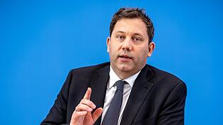 Bundesfinanzminister Lars Klingbeil warnt: Seine Kabinettskollegen werden bei ihren Ausgabenpl&auml;nen noch mal streichen m&uuml;ssen.