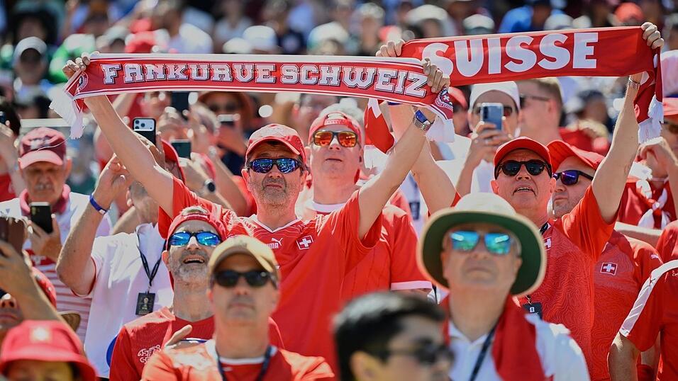 Die Schweizer Fans waren schon fr&uuml;h auf den Beinen.