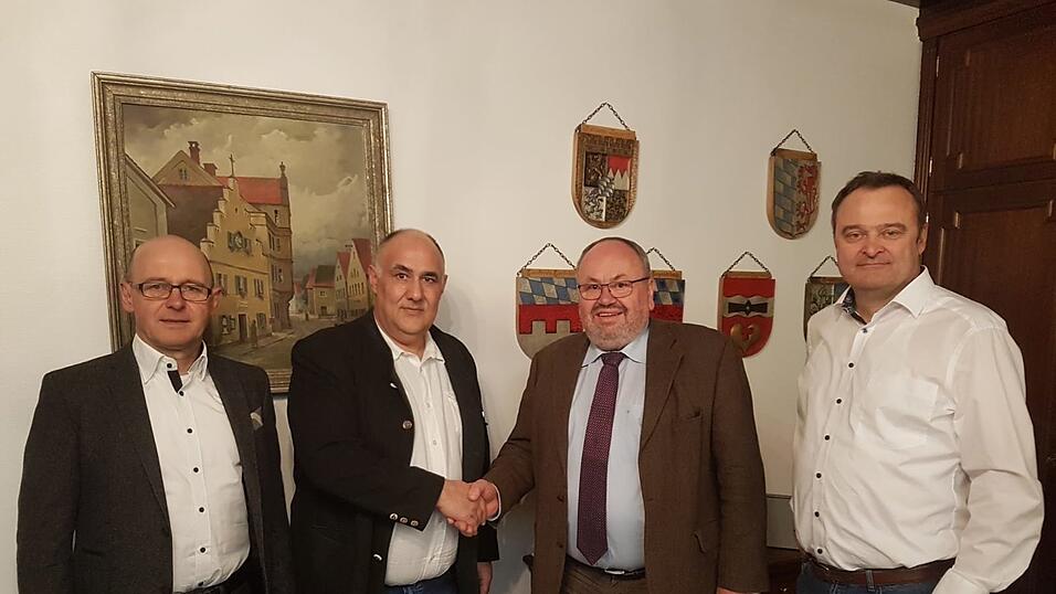 Gesch&auml;ftsf&uuml;hrer Robert Meindl gratulierte B&uuml;rgermeister Ludwig Robold zu seiner dritten Amtszeit.