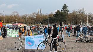 500 Menschen auf dem Dultplatz. 500 Menschen auf dem Dultplatz.