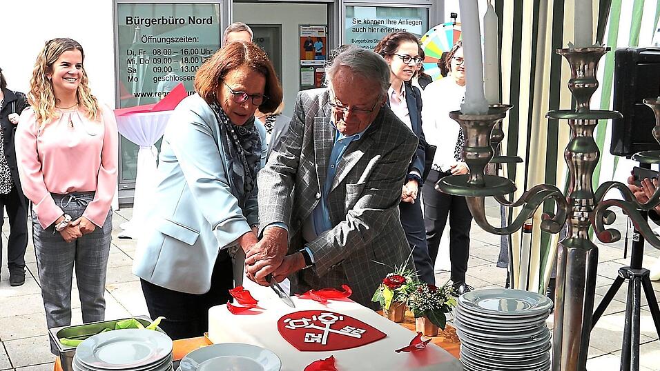 Beim Anschneiden der Torte: Oberbürgermeisterin Gertrud Maltz-Schwarzfischer und Johann Vielberth. Beim Anschneiden der Torte: Oberbürgermeisterin Gertrud Maltz-Schwarzfischer und Johann Vielberth.