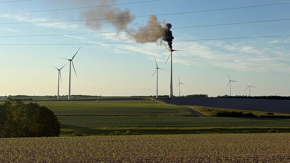 Schwarzer Rauch ging vom Windrad an der A7 aus. Schwarzer Rauch ging vom Windrad an der A7 aus.
