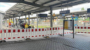 Wo normalerweise Reisende warten, rollen seit dieser Woche Baumaschinen &uuml;ber den Plattlinger Bahnhof.